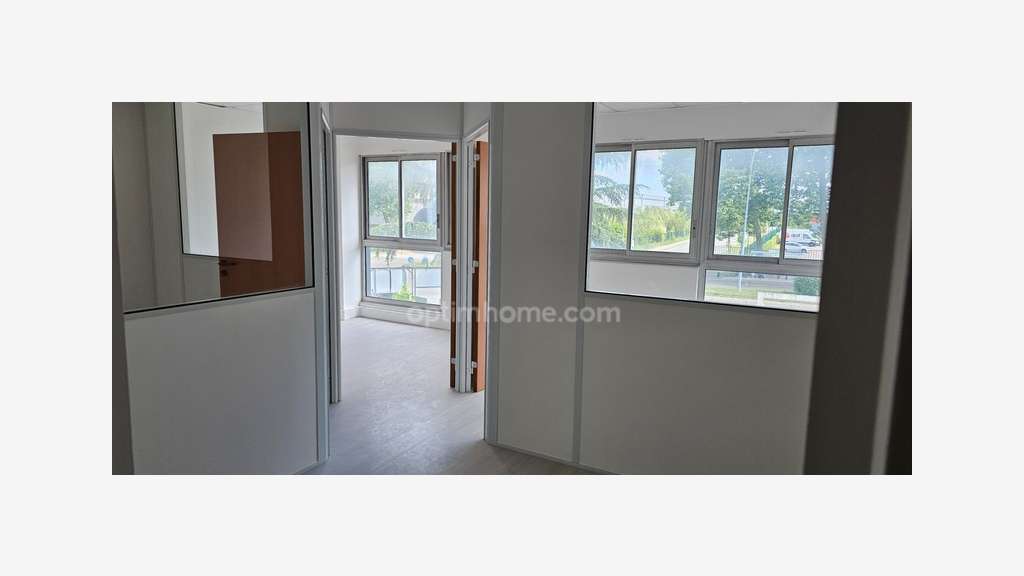 Bureau rénové 97m² R+1 à vendre à Trappes
