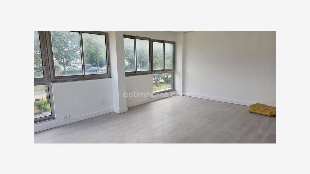 Bureau rénové 97m² R+1 à vendre à Trappes