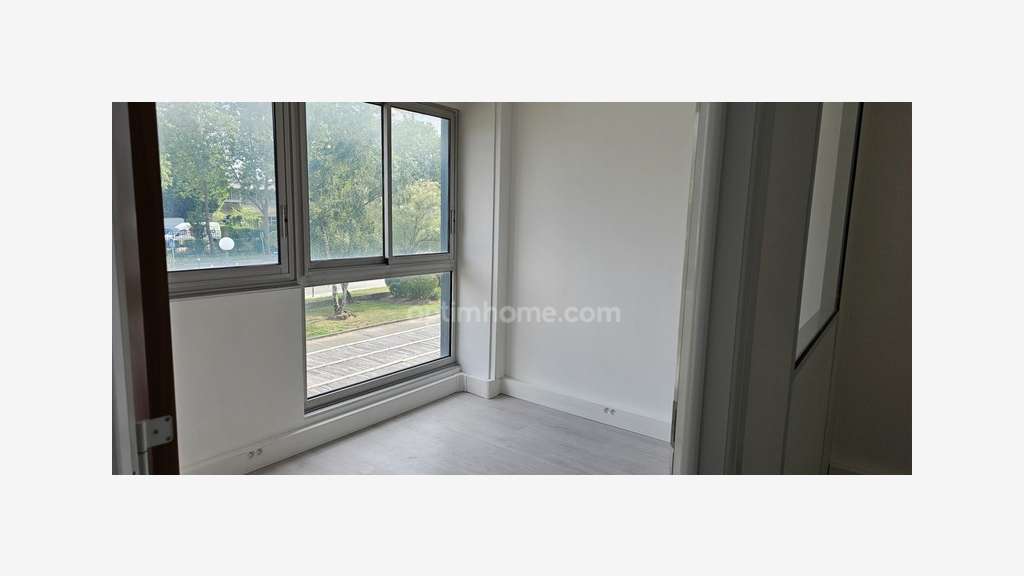 Bureau rénové 97m² R+1 à vendre à Trappes