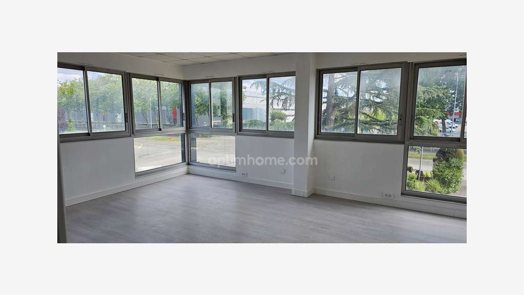 Bureau rénové 97m² R+1 à vendre à Trappes