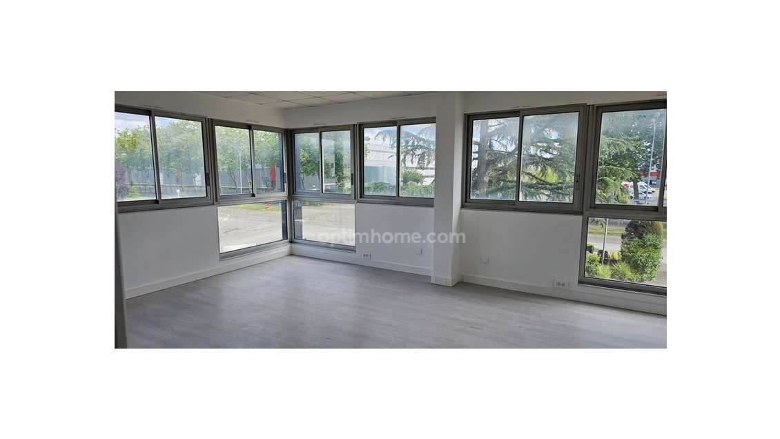 Bureau rénové  97m² R+1 à vendre à Trappes 