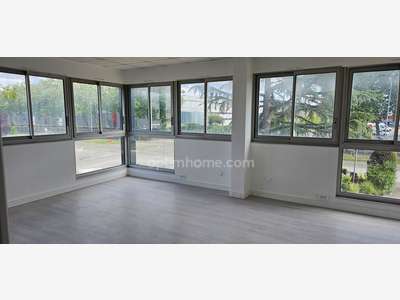 Bureau rénové 97m² R+1 à vendre à Trappes