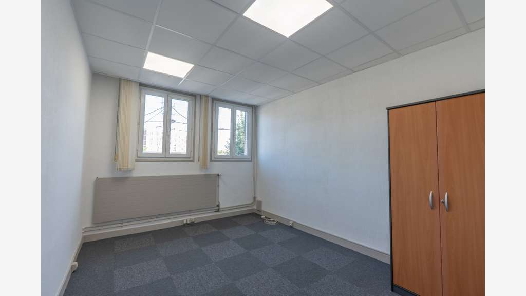 AV bureaux 100m² avec grenier aménageable Troyes