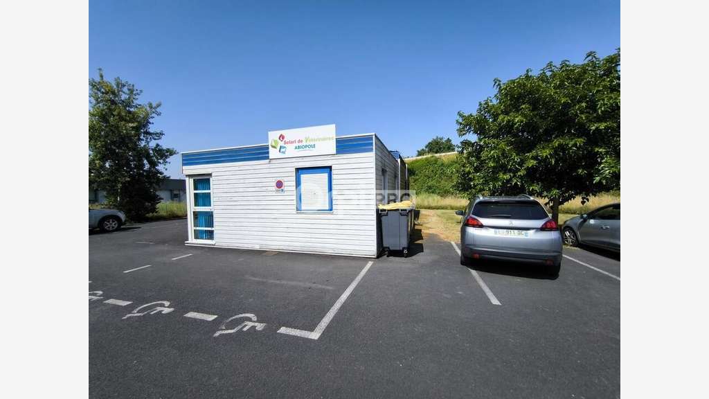 Vente bureaux parkings proche A20 à Ussac