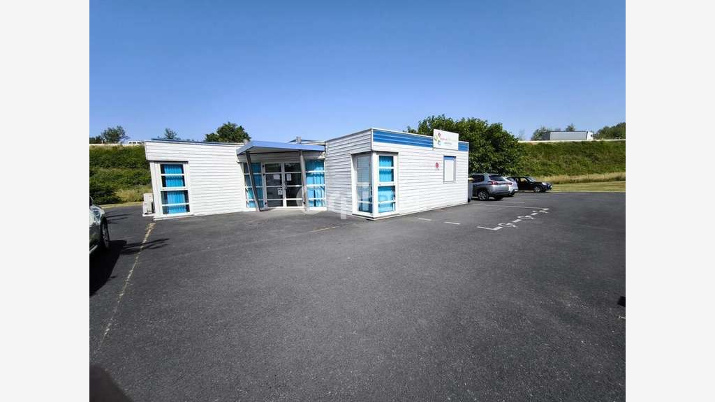 Vente bureaux parkings proche A20 à Ussac