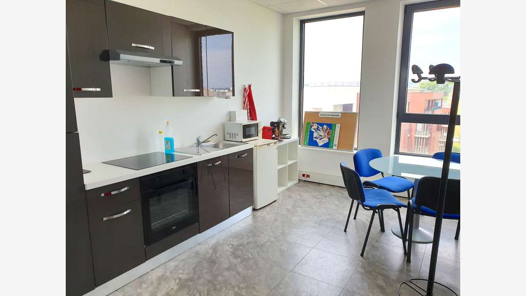 Bureaux 340m2, rooftop, Le Stargate Vaulx en Velin