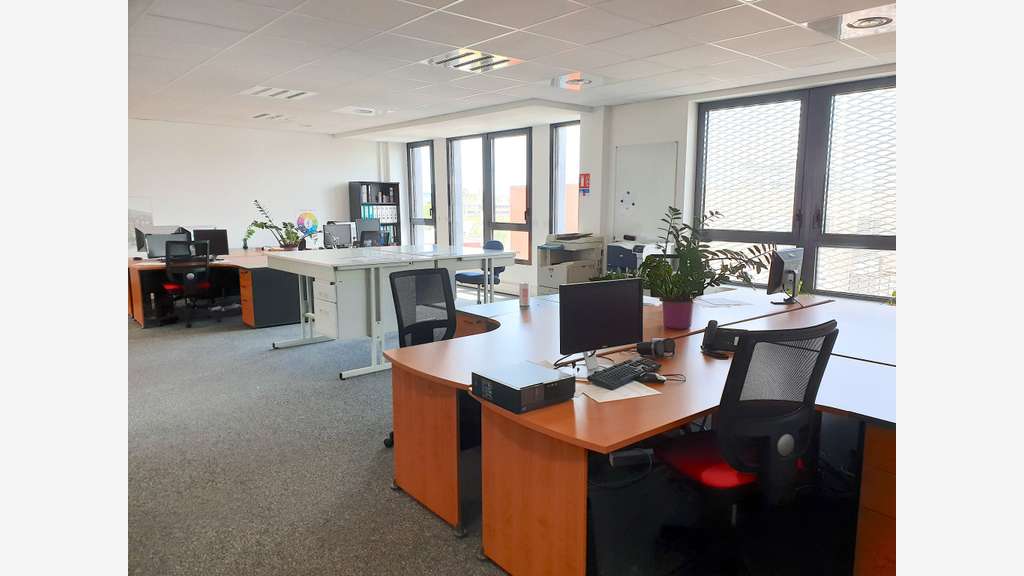 Bureaux 340m2, rooftop, Le Stargate Vaulx en Velin