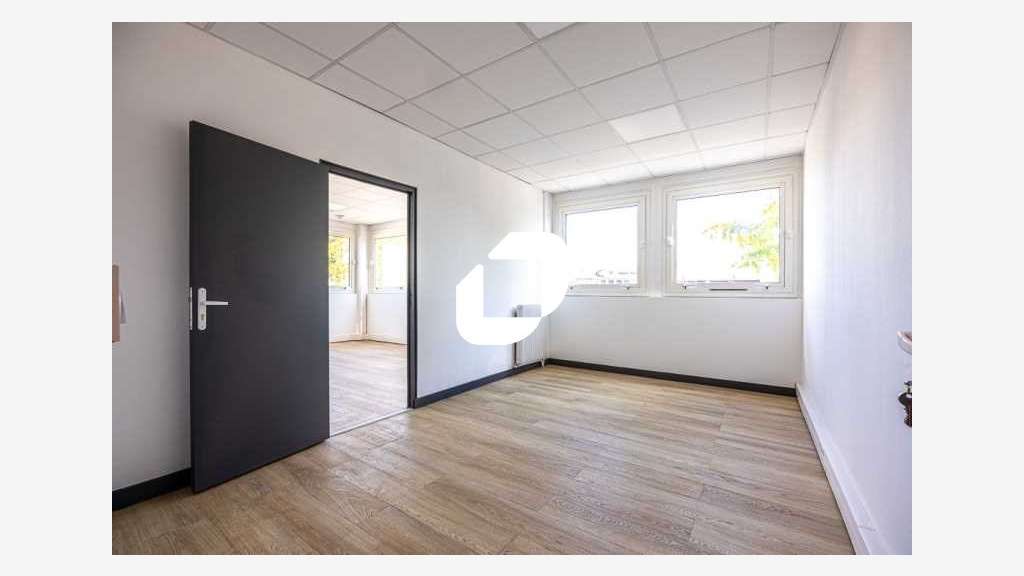Vente Bureaux 305m² Vaux le penil