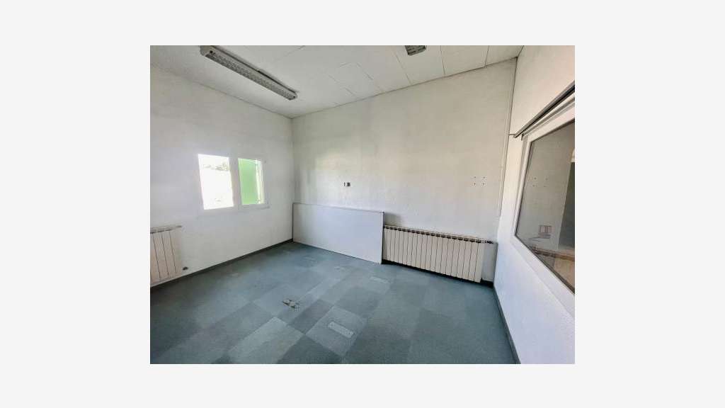 AV bureau 290m² avec parking axe principal Vedène 