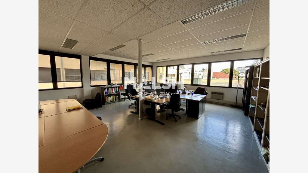 A vendre bureaux 304m² à Vénissieux centre