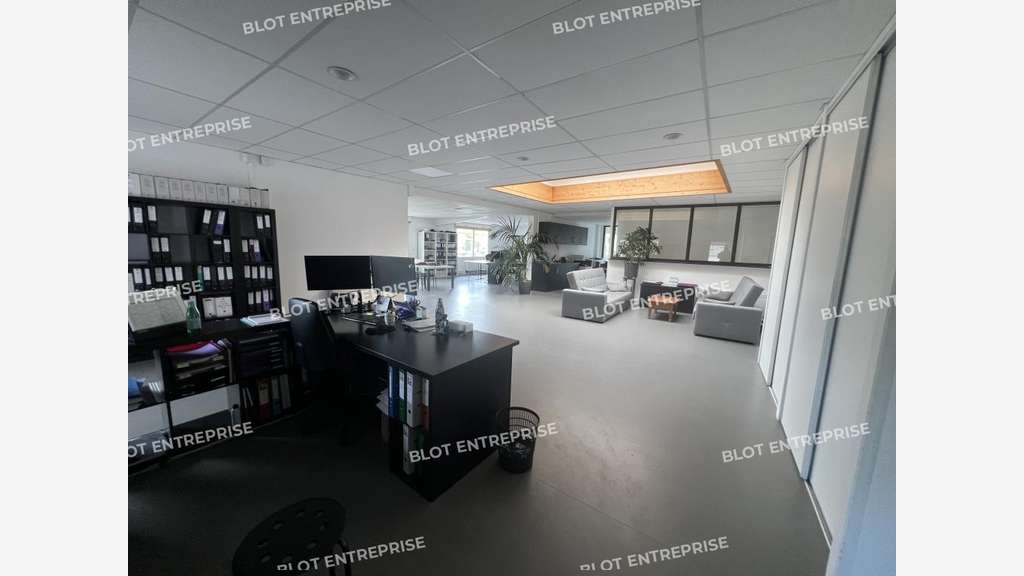 AV bureaux 367m² accès PMR belle visibilité Vertou
