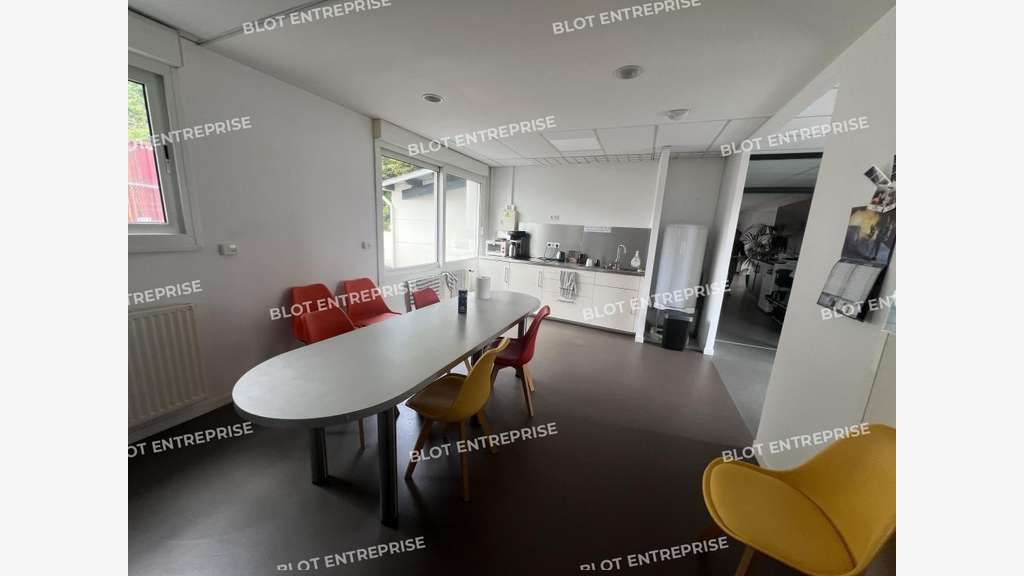 AV bureaux 367m² accès PMR belle visibilité Vertou