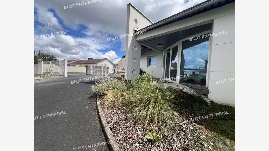 AV bureaux 367m² accès PMR belle visibilité Vertou