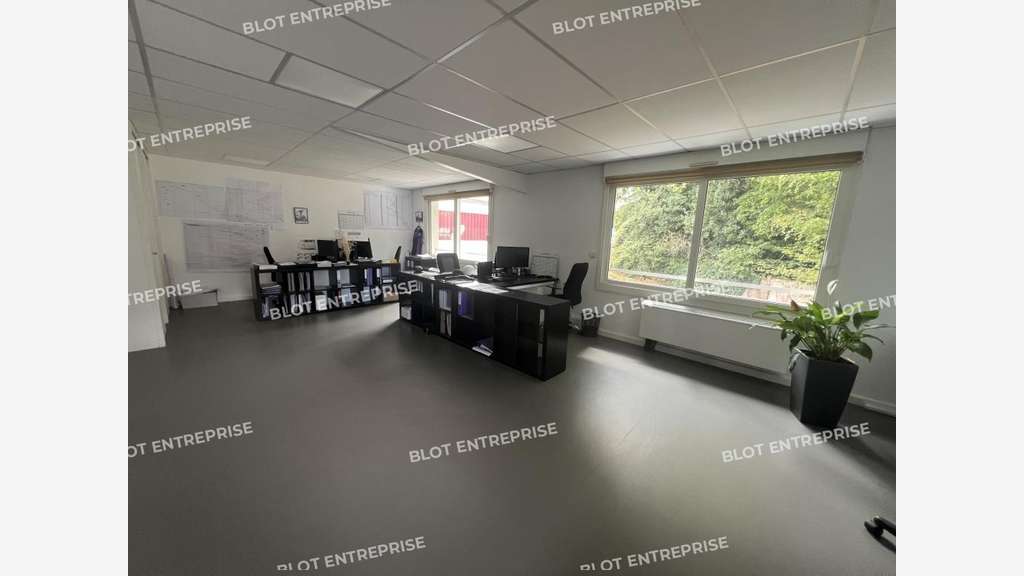 AV bureaux 367m² accès PMR belle visibilité Vertou