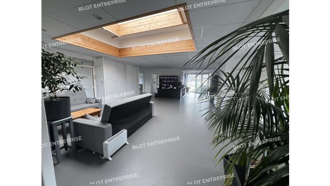 AV bureaux 367m² accès PMR belle visibilité Vertou