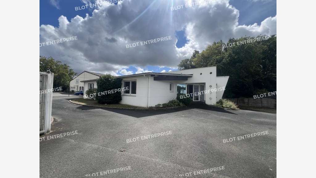 AV bureaux 367m² accès PMR belle visibilité Vertou