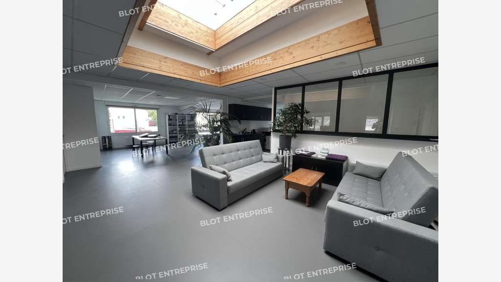 AV bureaux 367m² accès PMR belle visibilité Vertou