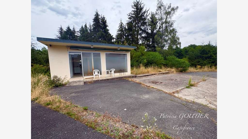 Proche de NOIRETABLE (42) Local commercial/bureau