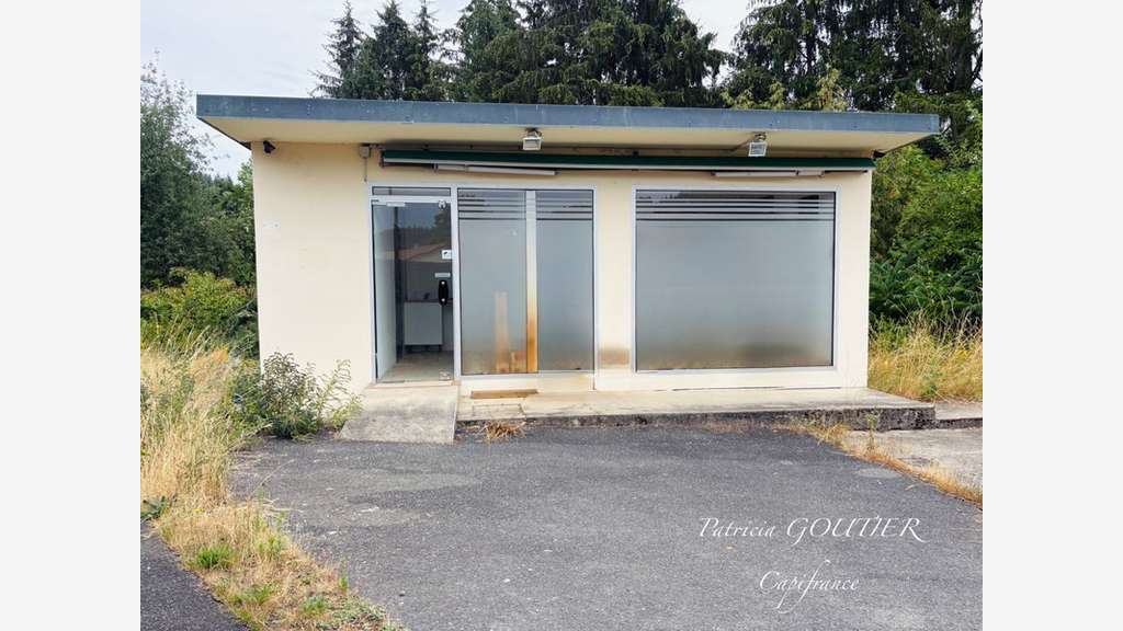 Proche de NOIRETABLE (42) Local commercial/bureau