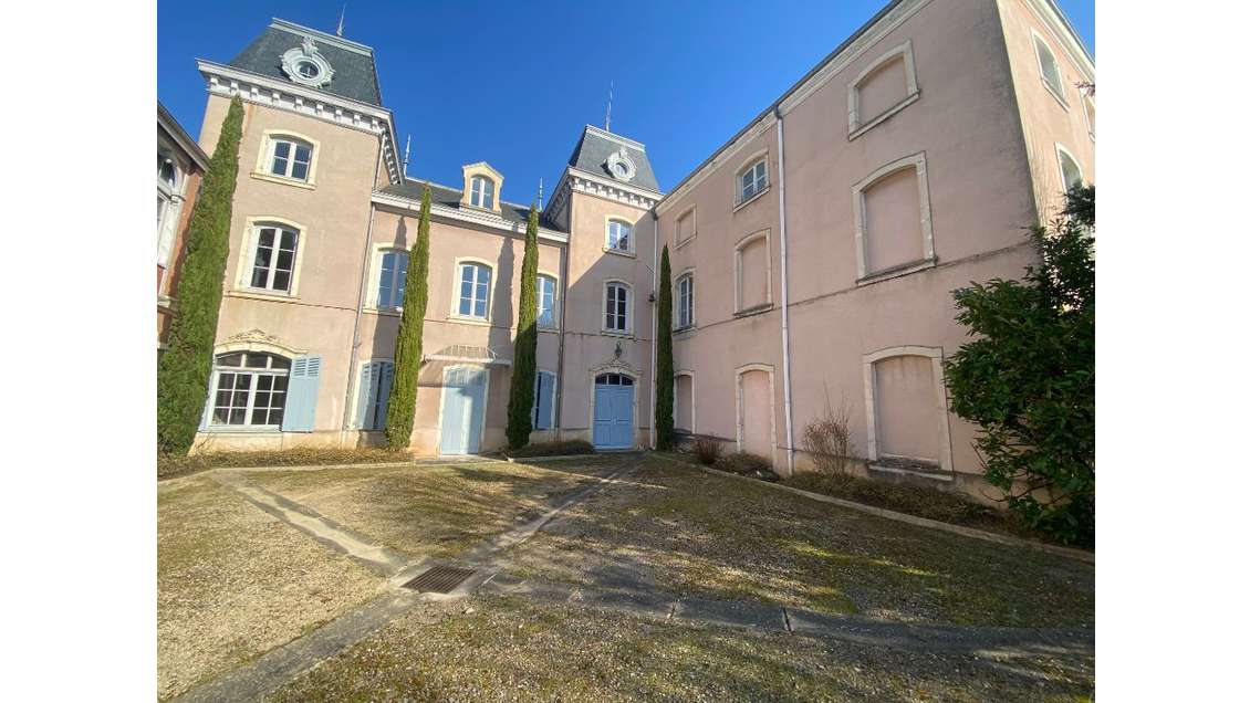 A vendre bureaux & entrepôt cadre unique