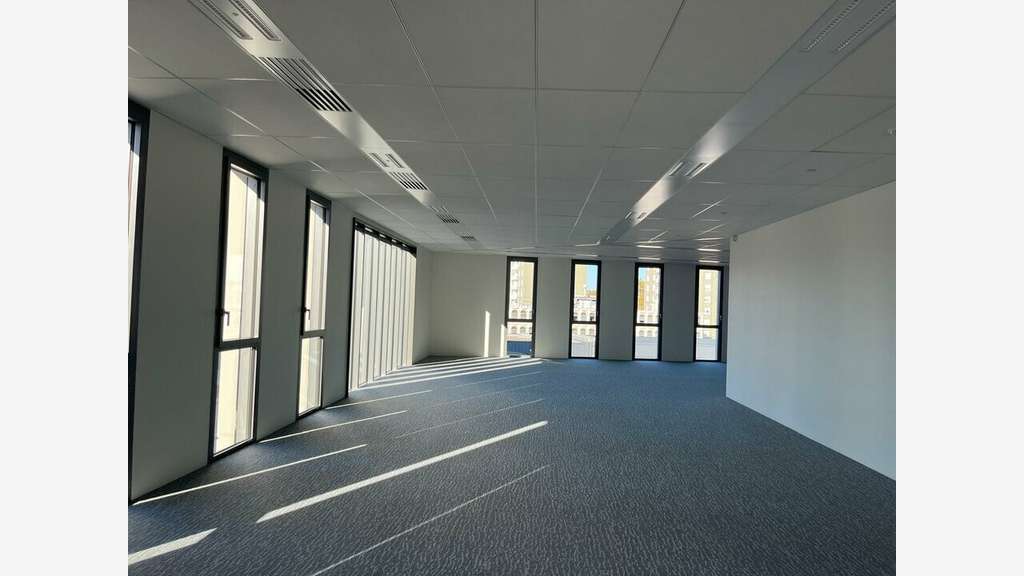 Grand immeuble de bureaux à vendre à Villeurbanne