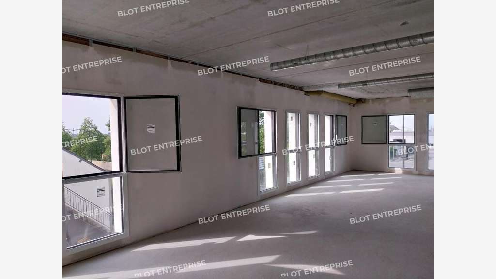 Vente bureaux 3710m² belle visibilité à Vitré