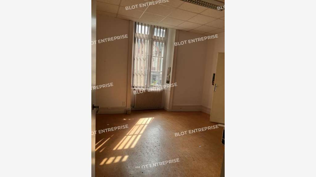 A vendre bureaux 428m² sur 438m² à Vitré centre