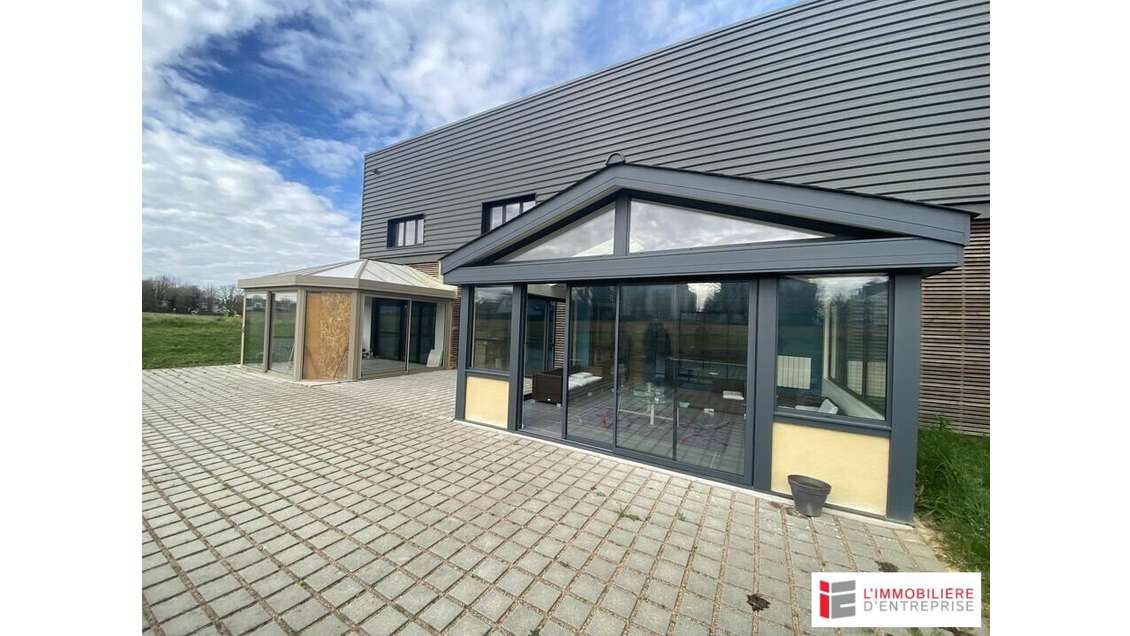 Vente cellule d'activité showroom 523m² à Bruz