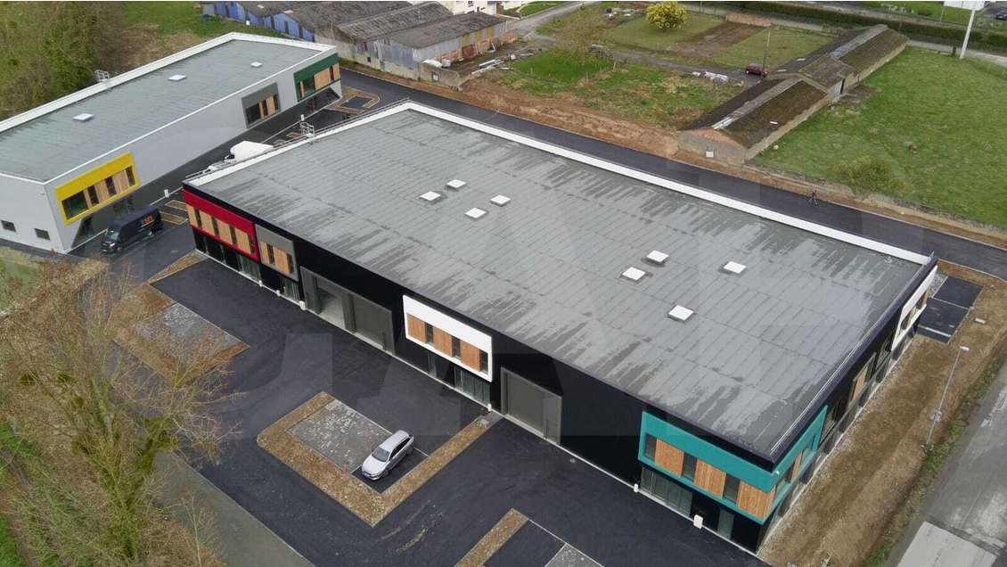 A vendre cellule neuve 280m² proche RN12