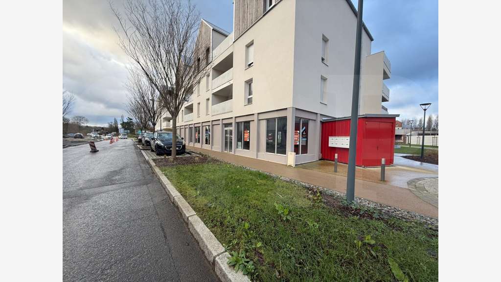 Vente cellule commerciale 150m² à Chantepie