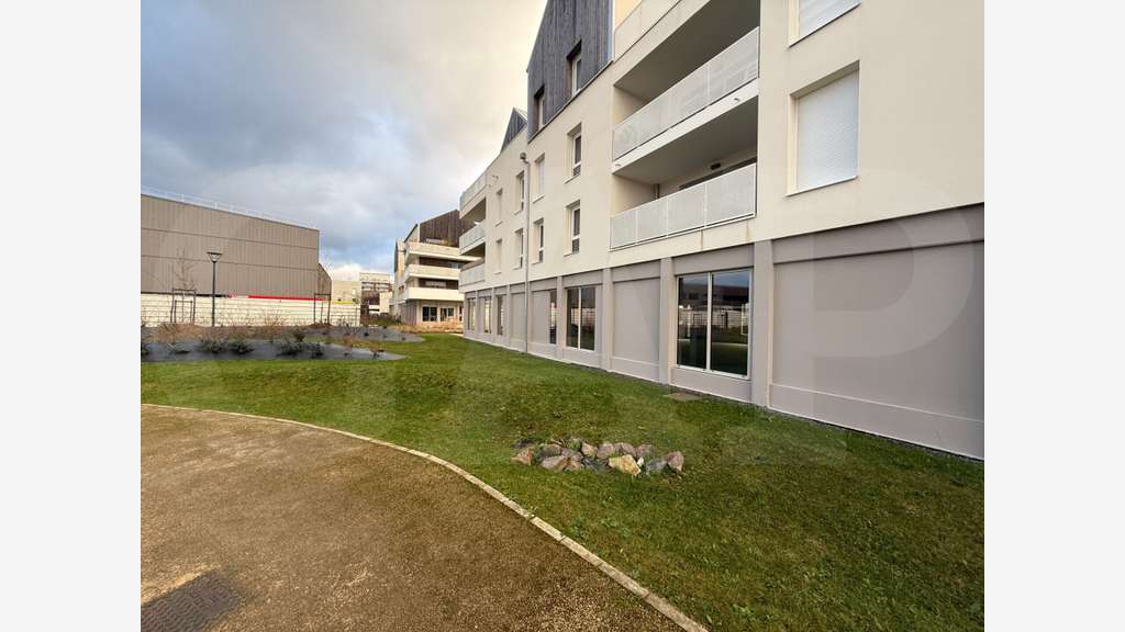 Vente cellule commerciale 150m² à Chantepie