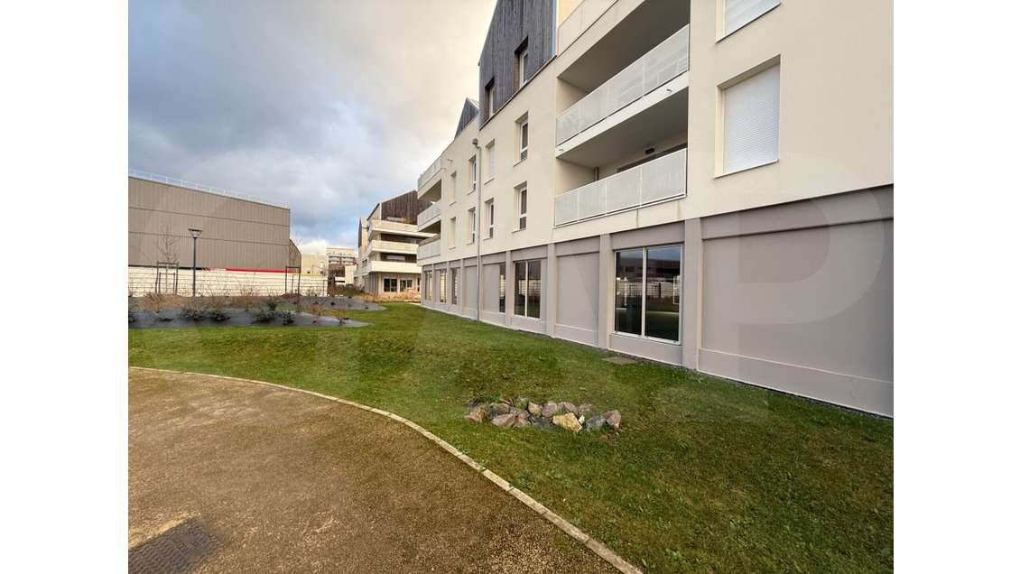 Vente cellule commerciale 150m² à Chantepie