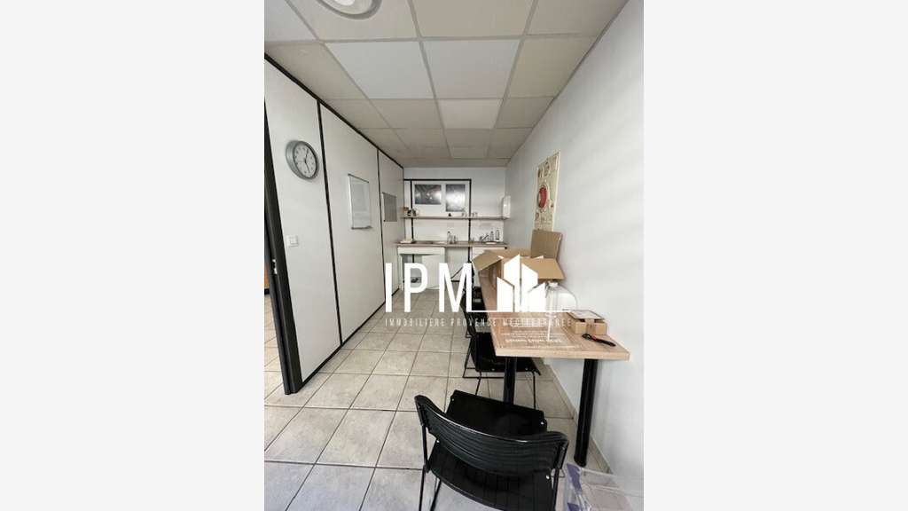 A vendre local commercial 107m² Cantini 13006