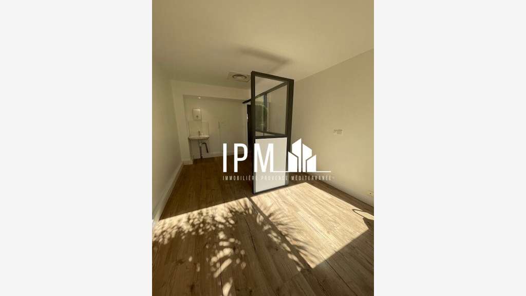 A vendre local commercial 107m² Cantini 13006