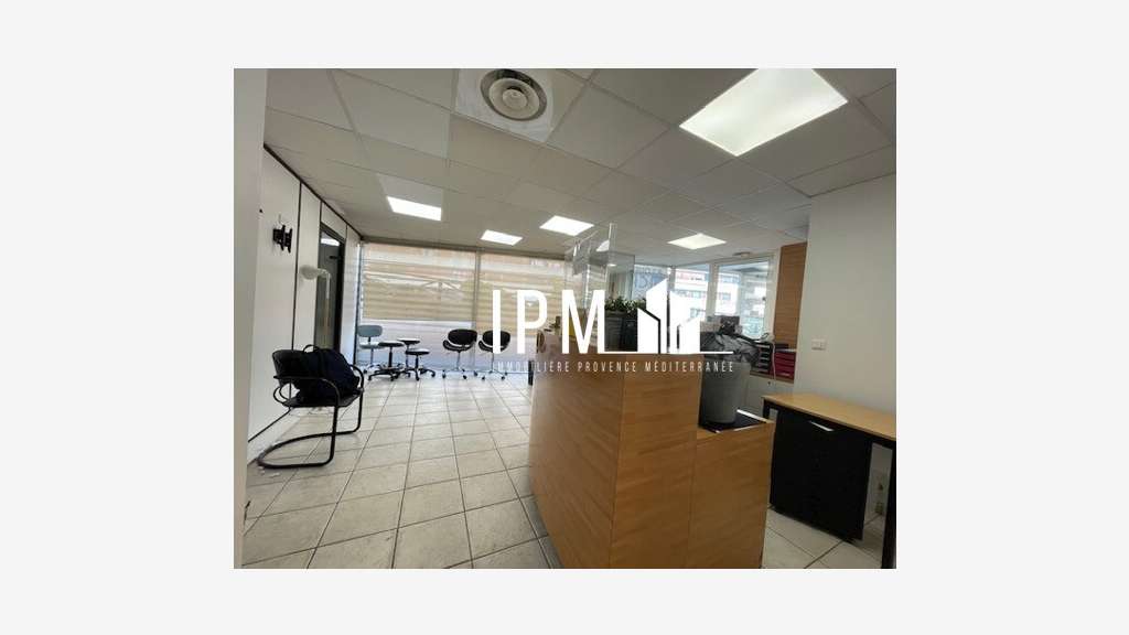 A vendre local commercial 107m² Cantini 13006