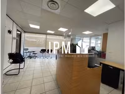 A vendre local commercial 107m² Cantini 13006