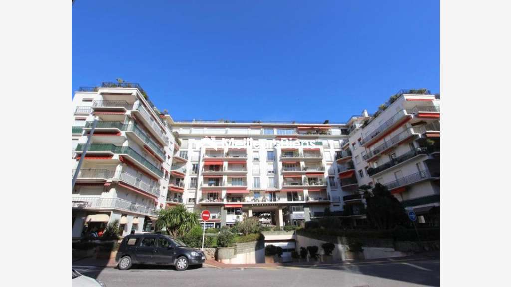 Cède local de 100m² à Cannes-Banane empl premium