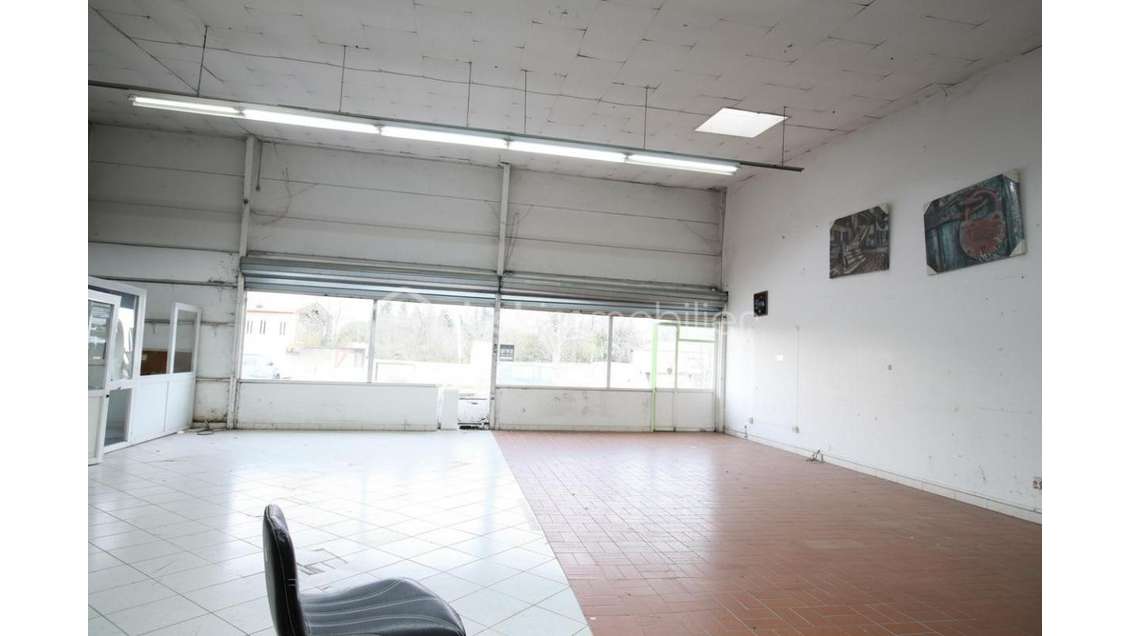 Vente local modulable 1650m² à Vedène axe passant