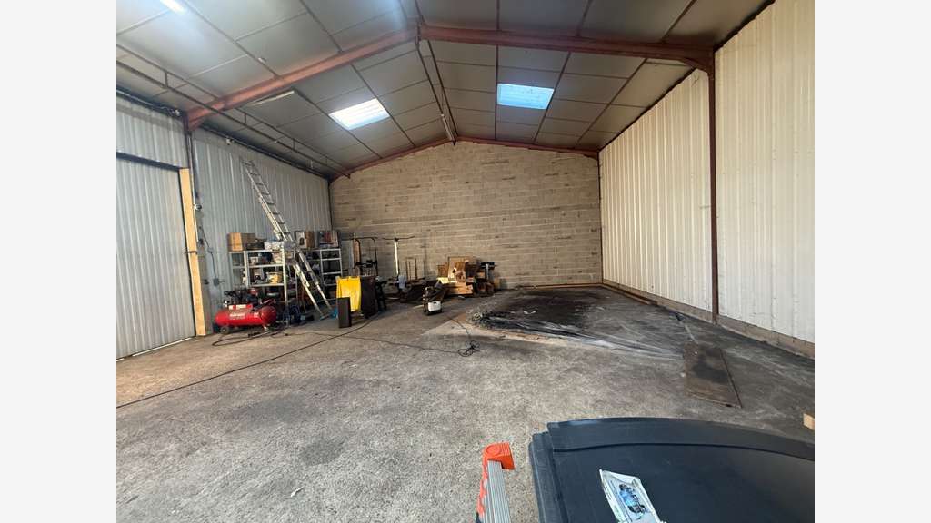 Ensemble artisanal à vendre en ZA à Morancez