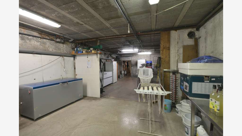 Ensemble immobilier de 8 appartements + murs