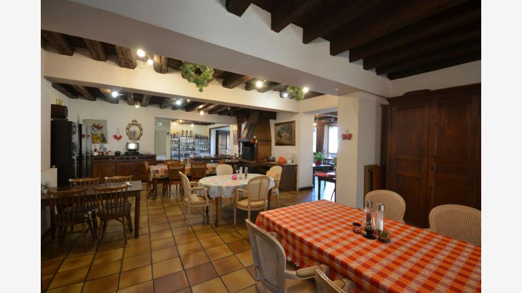 Ensemble immobilier de 8 appartements + murs