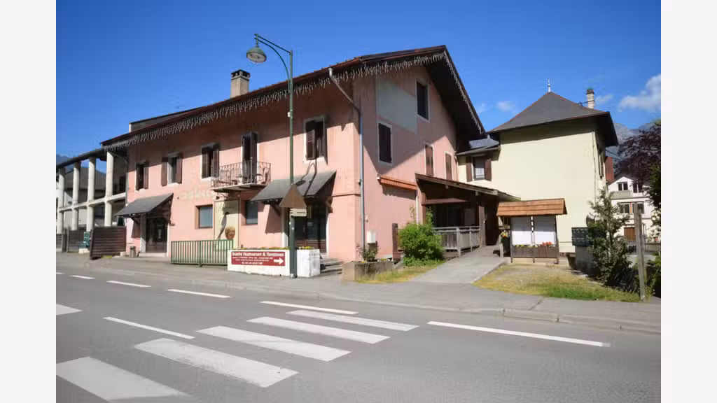 Ensemble immobilier de 8 appartements + murs
