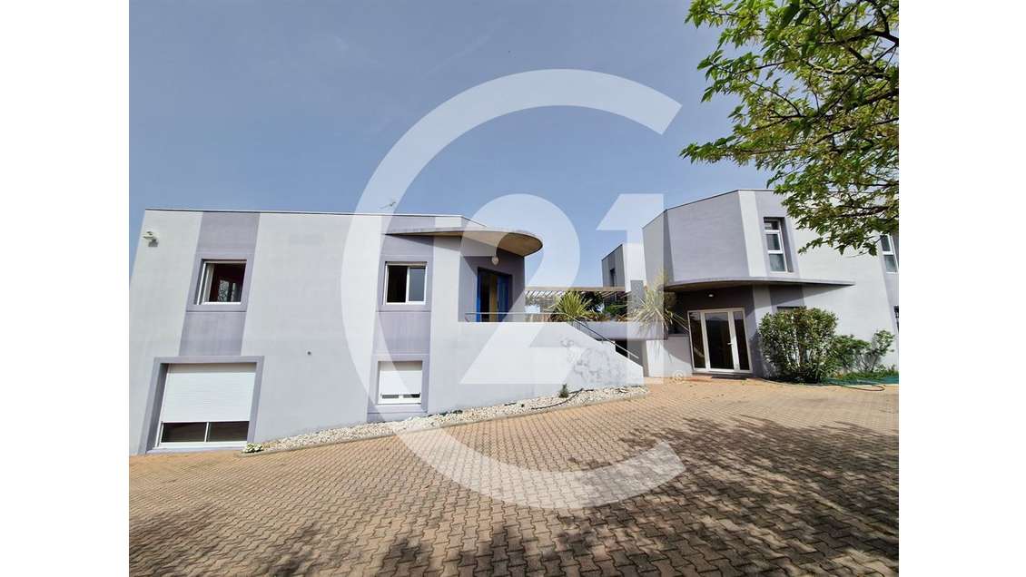 AV ensemble immobilier professionnel à Valence