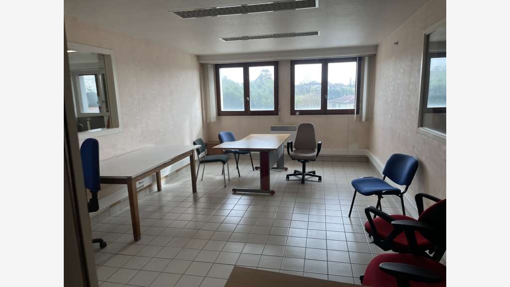 Entrepôt Industriel 12 000 m² – Divisible – Loué
