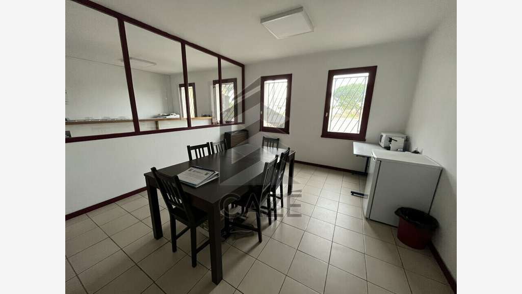 Entrepôt de 2480m² à vendre en ZA proche Marmande