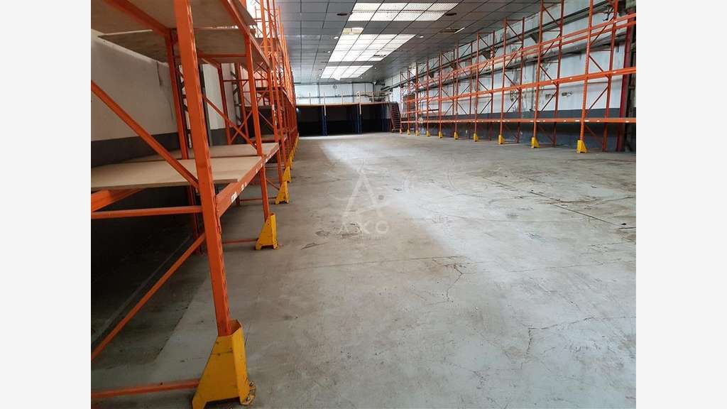 A vendre entrepôt loué 2746m² à Pommeuse