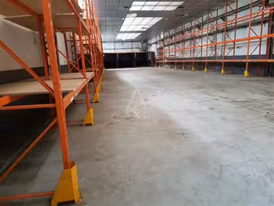 A vendre entrepôt loué 2746m² à Pommeuse