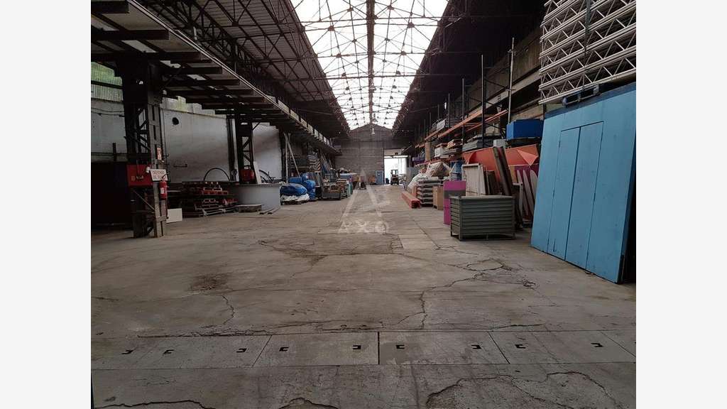 A vendre entrepôt loué 2746m² à Pommeuse