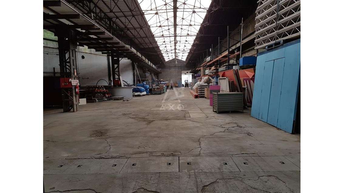 A vendre entrepôt loué 2746m² à Pommeuse