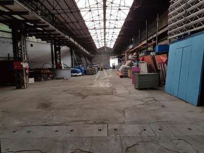 A vendre entrepôt loué 2746m² à Pommeuse